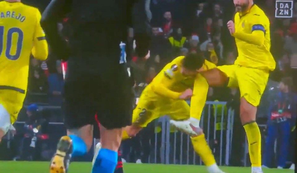 Matteo Gabbia sunk to the ground after this accidental knee from Raul Albiol