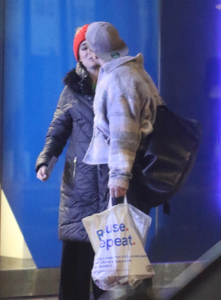 Matthew and Heather enjoyed a smooch in London