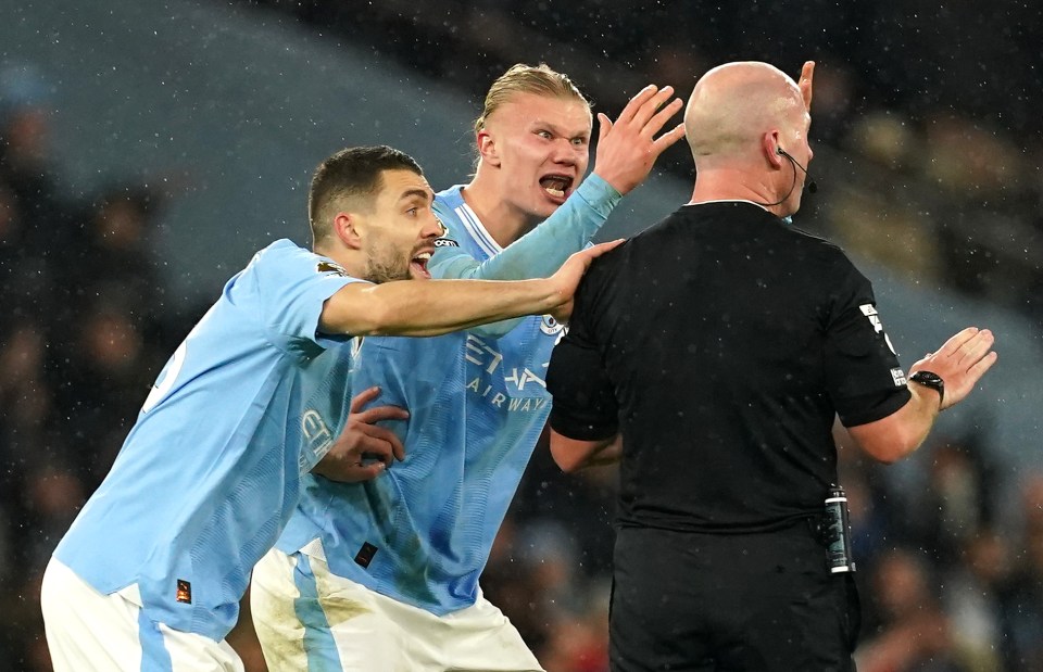 Erling Haaland and Mateo Kovacic rage at referee Simon Hooper