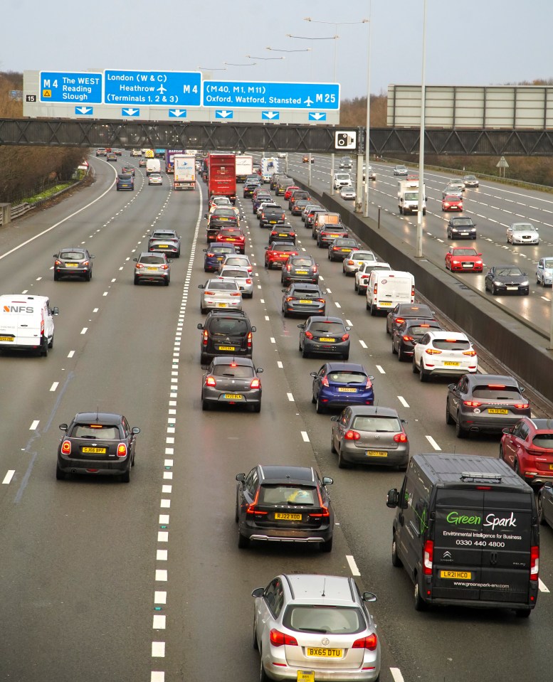 ¿ Kevin Dunnett. Photo credit: Kevin Dunnett 23/12/2022. Pic shows: Traffic and queues on the clockwise direction of the M25 by M4