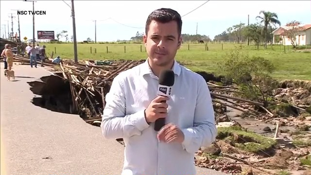 During a live broadcast TV journalist Deivid Morona barely escaped when a telephone pole above him collapsed