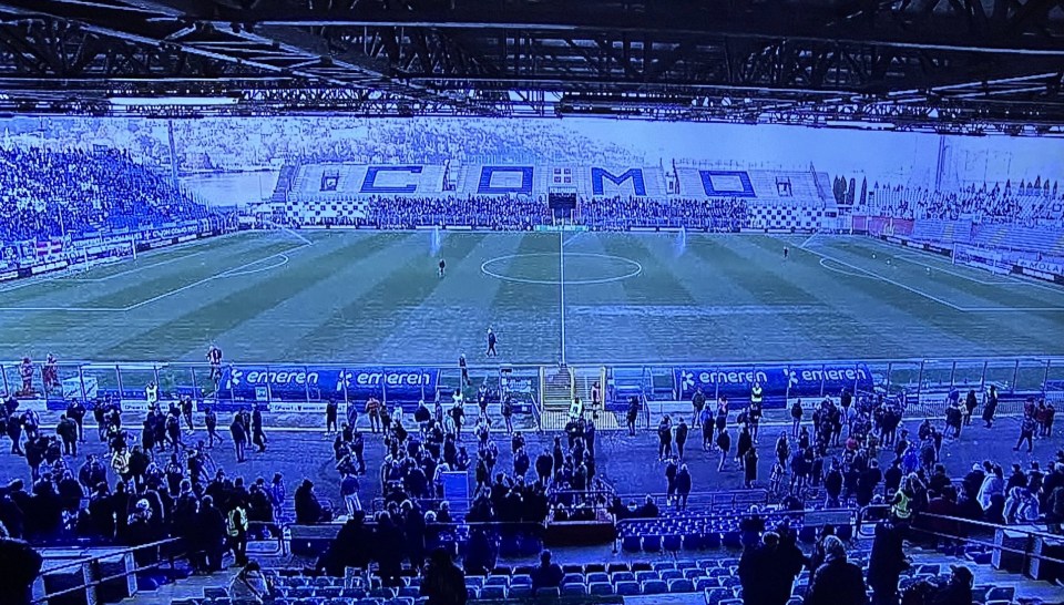 Fans were confused when this image of Como FC's stadium came up during the Bahrain Masters darts