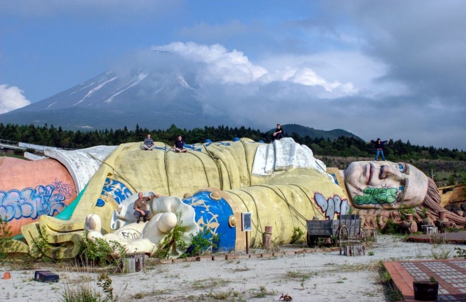 Gulliver's Kingdom theme park in Japan had a bizarre main attarction of a 147ft Gulliver statue