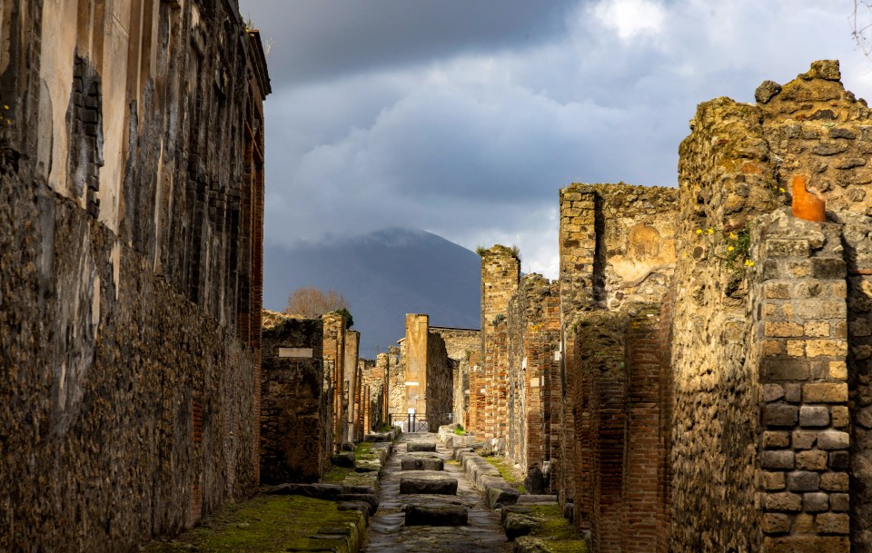 Hundreds of apologetic letters are received from tourists who site a "curse" after stealing artefacts from Pompeii