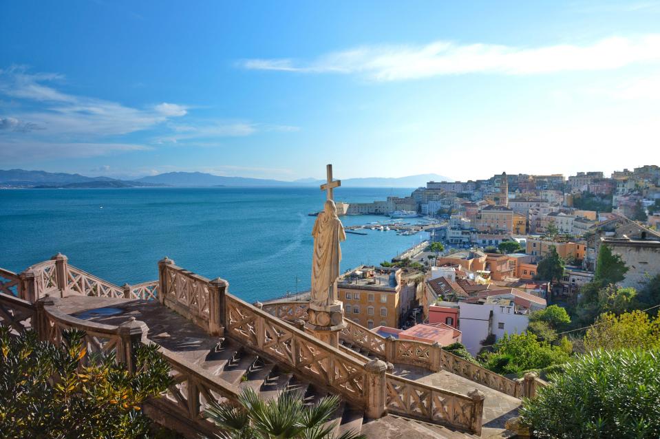 2B9PHXX Panoramic view of Gaeta, medieval village of Lazio in Italy