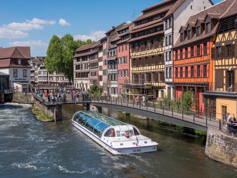 TRAVEL - NEWS - SUNDAY :  Rylan Hot Summer Mess 2M71A63 Lock bridge and excursion boat on the Ill and colourful half-timbered houses, La Petite France, Strasbourg, Grand Est, Haut-Rhin, Alsace, France