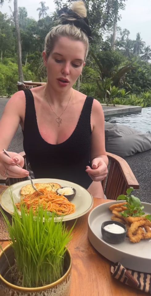 Helen wowed in a swimsuit while snacking on pasta