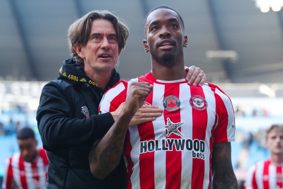 MANCHESTER, ENGLAND - NOVEMBER 12: Thomas Frank, manager of Brentford, celebrates towards the away support with Ivan Toney of Brentford during the Premier League match between Manchester City and Brentford FC at Etihad Stadium on November 12, 2022 in Manchester, England. (Photo by James Gill - Danehouse/Getty Images)