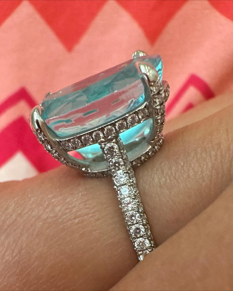 The star wore a huge turquoise diamond ring