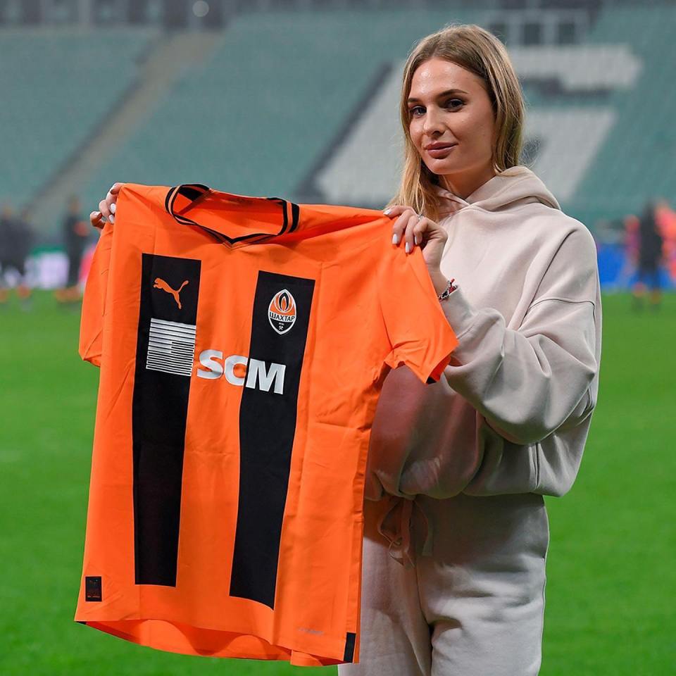 The tennis star poses with a Shakhtar shirt