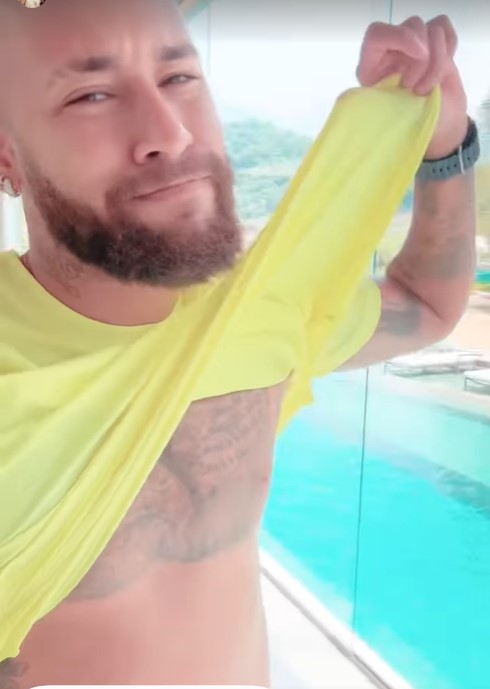 The Brazilian showed off his tummy in the clip