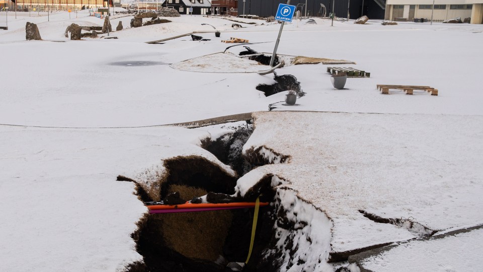 A man fell into this huge volcanic crack in Iceland