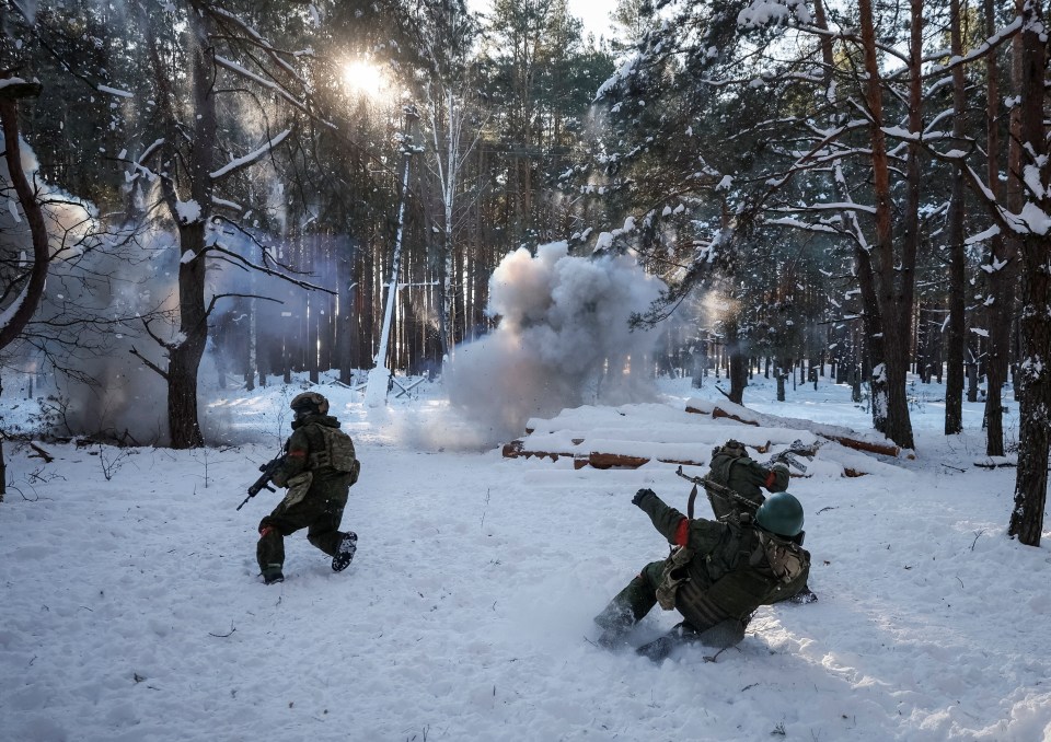 Ukrainian servicemen dressed in Russian uniforms attend anti-sabotage mock drills at the border with Belarus, amid Russia's attack on Ukraine, in Chernihiv region, Ukraine January 17, 2024. REUTERS/Gleb Garanich