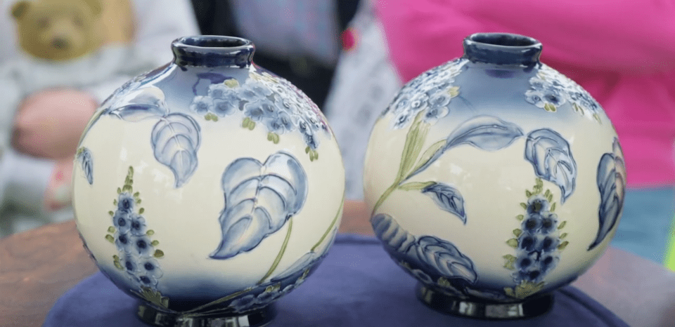 The man brought in two 'fake'  and 'pretty' looking vases which had a disappointing price value