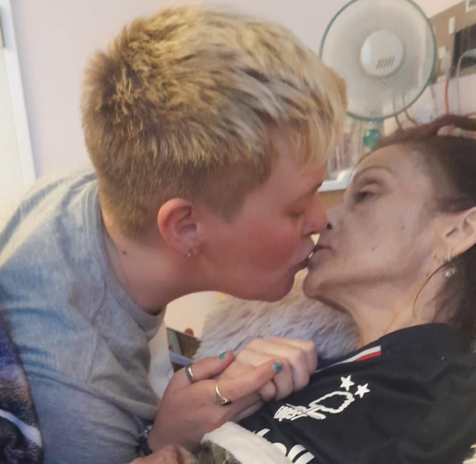 Laura and Michelle shared one last kiss before she passed away peacefully