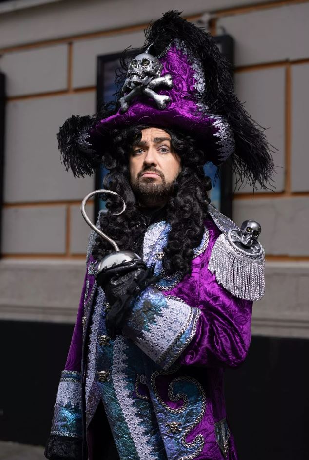 In December Jason Manford made his Panto debut on ‘The Pantomime Adventures of Peter Pan’ in the role of Captain Hook at the Manchester Opera House