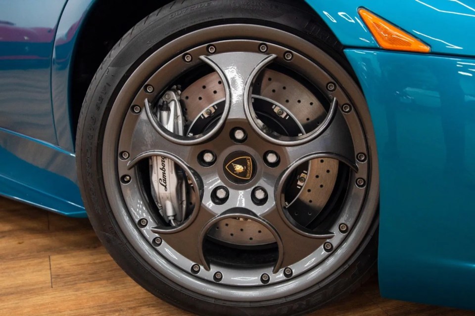 The wheels are finished in Grey Anthracite, featuring Silver Brake Callipers