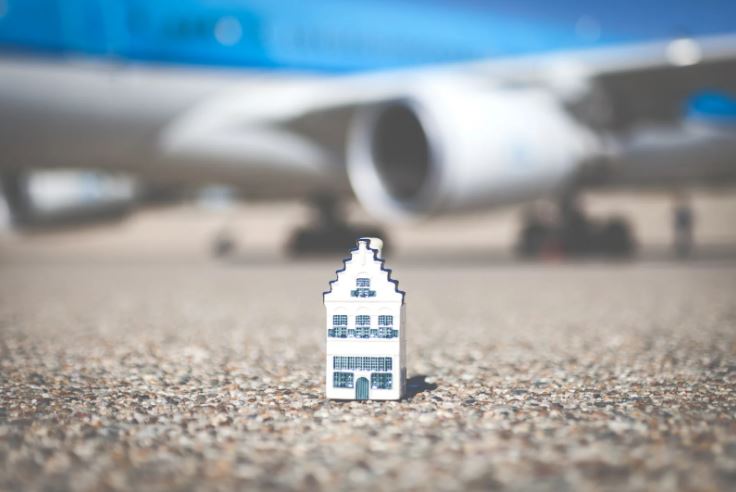 KLM offers an unusual gift of miniature Delft houses to its passengers