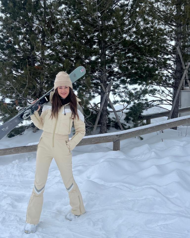 Michelle looked as glam as ever as she dressed the part in a cream ski suit