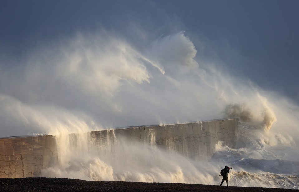 Strong waves crashing against the coast in Newhaven