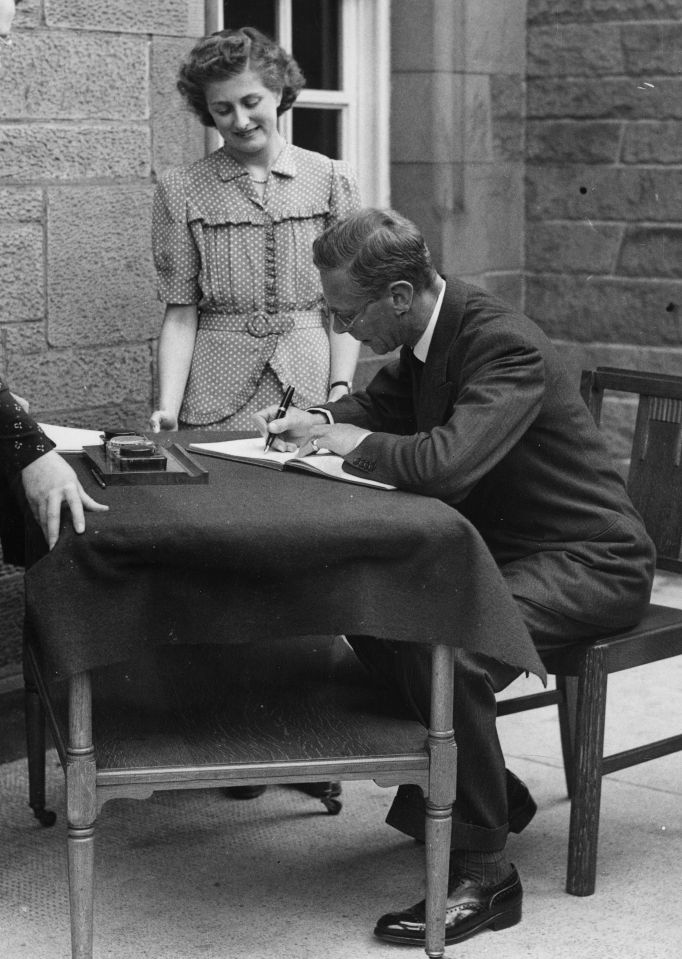 King George VI used his right hand to write