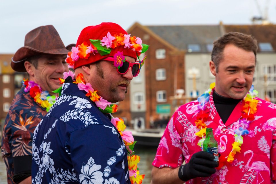 One team dressed as Hawaiians prepare to board their vessel