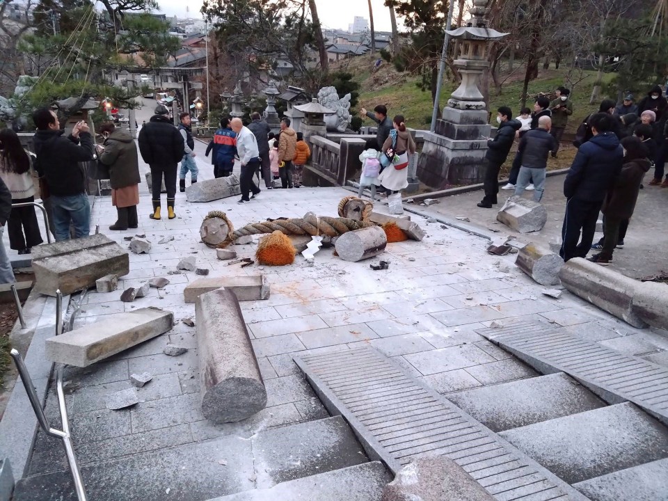 A torii gate was destroyed by the tremors