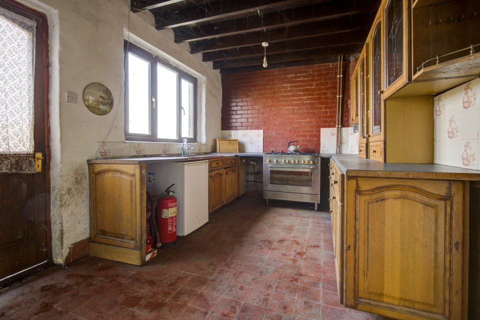 The best-kept room is the kitchen, which features a large range cooker