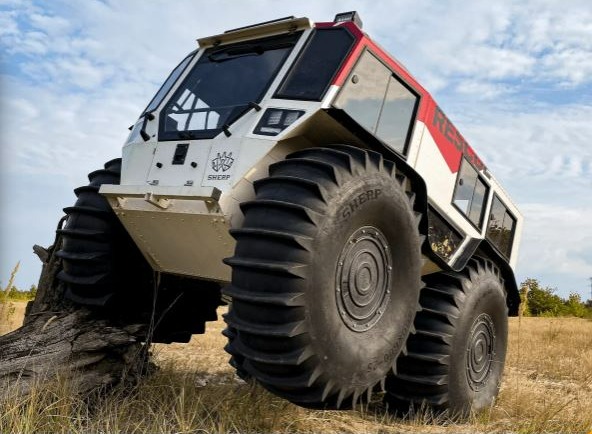 The huge tires allow it to overcome obstacles and to store extra fuel