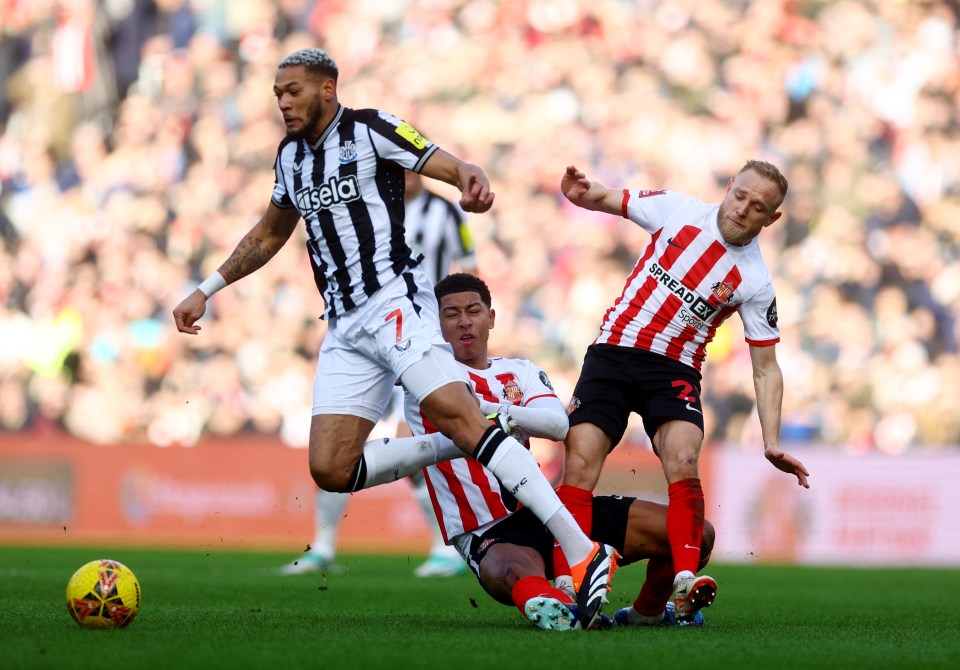 Football fans struggled to watch Newcastle vs Sunderland due to their kit clash in the FA Cup