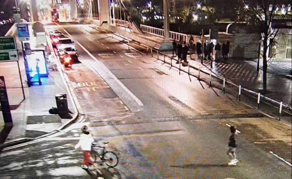 Last sighting of Ezedi on Chelsea Bridge, he can be seen in the bottom right of the image wearing a black jacket