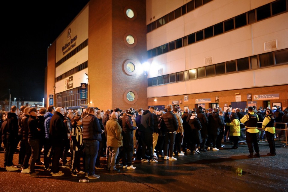 Gary Lineker announced the delay was due to issues preventing Newcastle fans going through the turnstiles