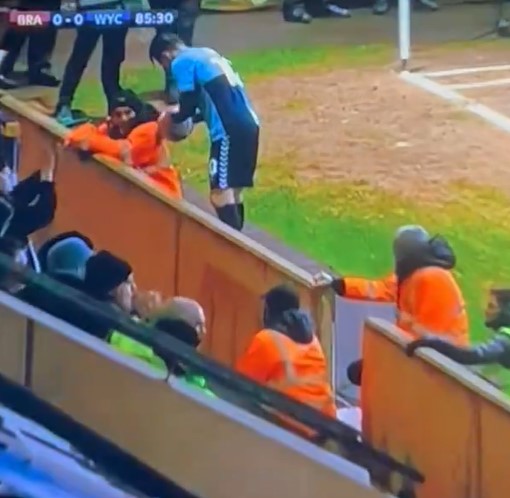 Luke Leahy cheekily dried the ball on a steward’s coat prior to his throw-in