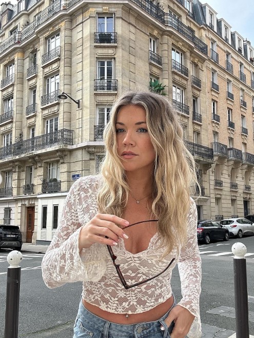 Hollie took to the streets of Paris with a glam outfit