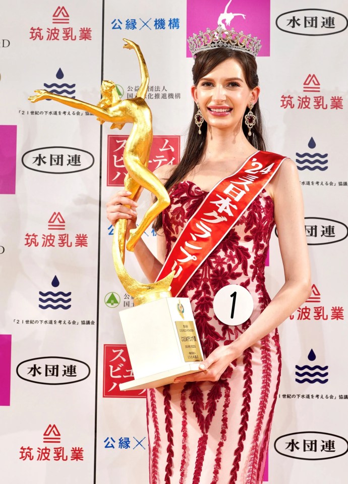 Karolina Shiino posing with her trophy at the contest in Tokyo