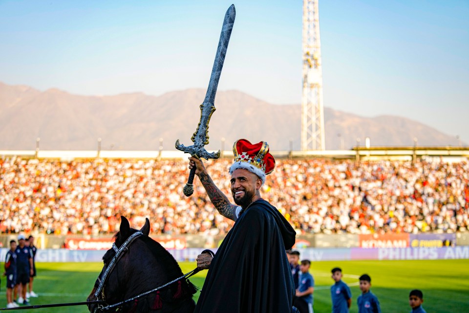 He was unveiled to fans while holding a sword with a crown on his head