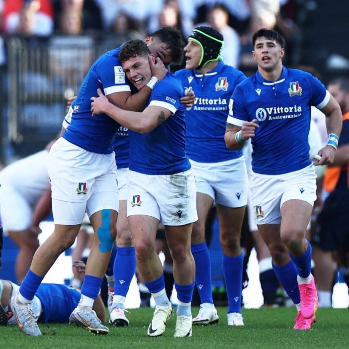 Italian rugby players celebrating a try.