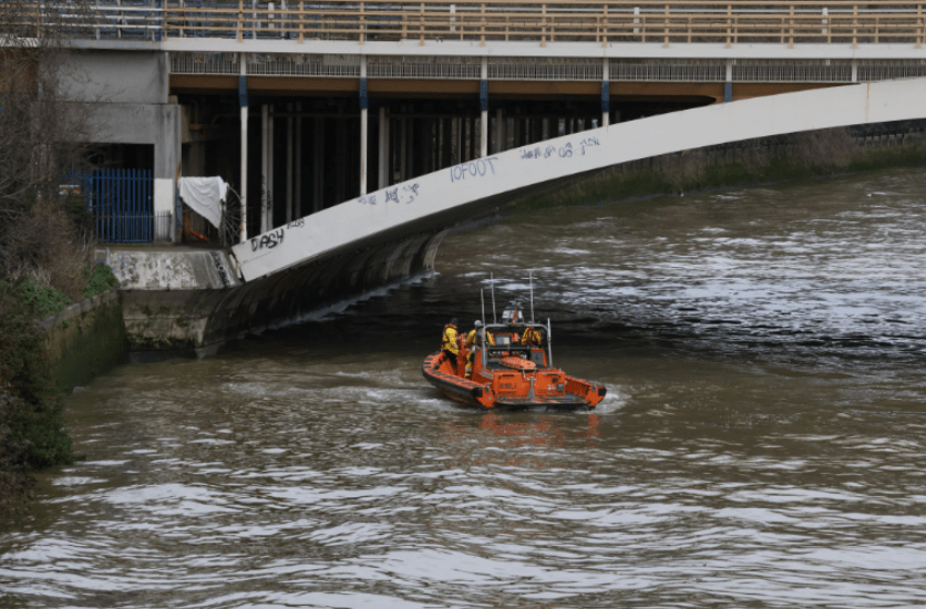 RNLI Chiswick Lifeboat searches for Ezedi in the Thames