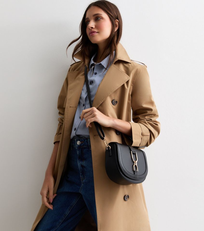 The saddle bag is perfect for everyday wear and is a wardrobe staple