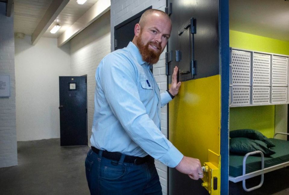 Ex Sparta Rotterdam goalie Leonard Nienhuis has started a new career as a prison guard