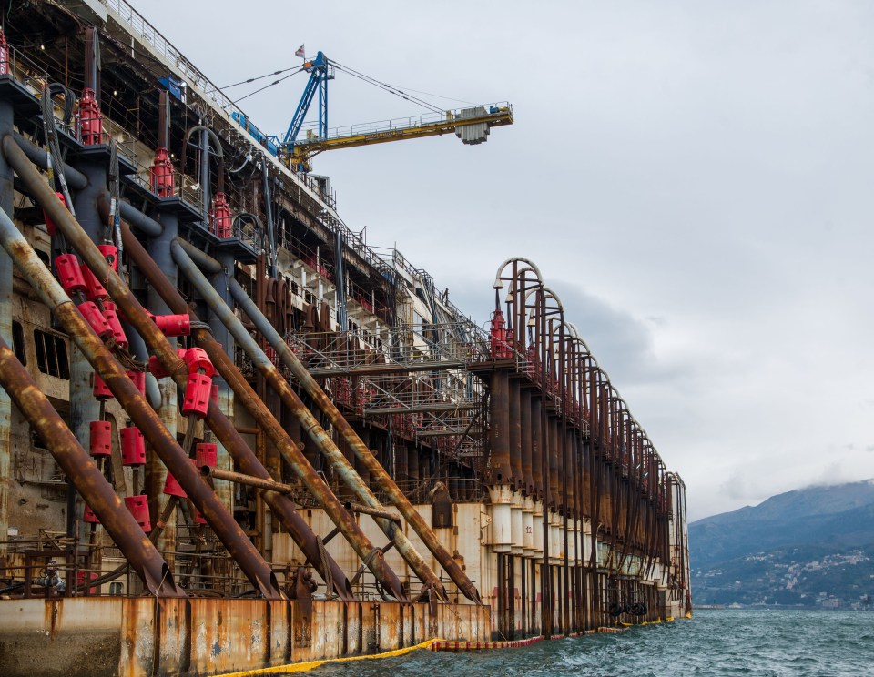 Eerie pictures show rust taking over the entire body of the ship