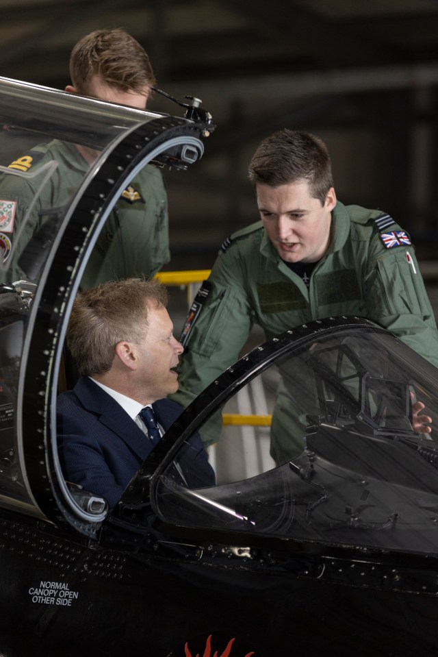 Mr Shapps speaks with members of the RAF at the fighter pilot training school