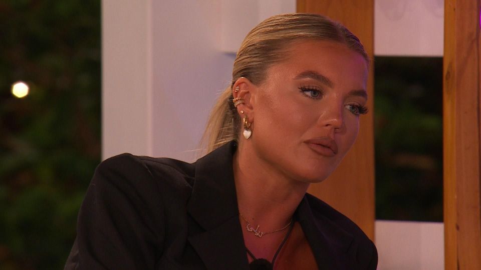 Molly Smith bumps heads with bestie Arabella Chi after she reveals to Tom Clare what the public has been saying about Molly's ex Callum