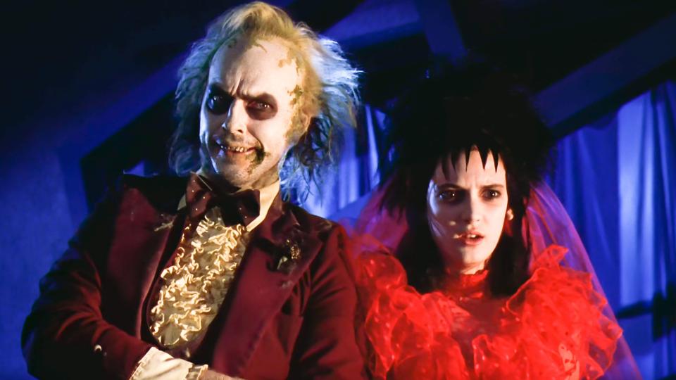 2C476J6 USA. Winona Ryder and Michael Keaton in a scene from ©Warner Bros film: Beetlejuice (1988)..Plot: The spirits of a deceased couple are harassed by an unbearable family that has moved into their home, and hire a malicious spirit to drive them out. .Ref: LMK110-J6576-090620.Supplied by LMKMEDIA. Editorial Only..Landmark Media is not the copyright owner of these Film or TV stills but provides a service only for recognised Media outlets. pictures@lmkmedia.com