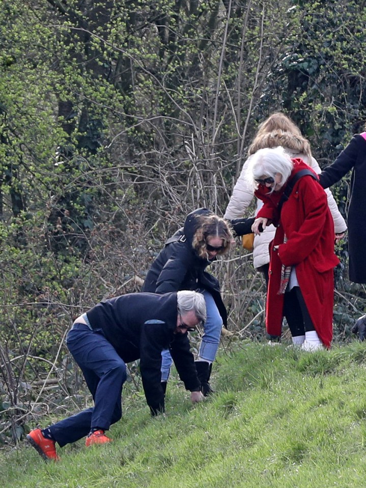 MUST BYLINE: EROTEME.CO.UK.Sarah Jessica Parker and Matthew Broadwick struggle through a muddy walk in the Hampstead Heath. The Sex and The City Star helped her husband of 27-years as he fell over and got his hands dirty as well as others passing by. The two actors then met their son James Wilkie at the Bull and Last pub before taking the Bus to Highgate Village..EXCLUSIVE March 10, 2024 .Job: 240310L1 London, England .