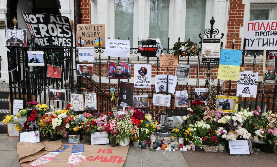 Support for murdered Putin opponent Alexei Navalny at the Russian embassy in London