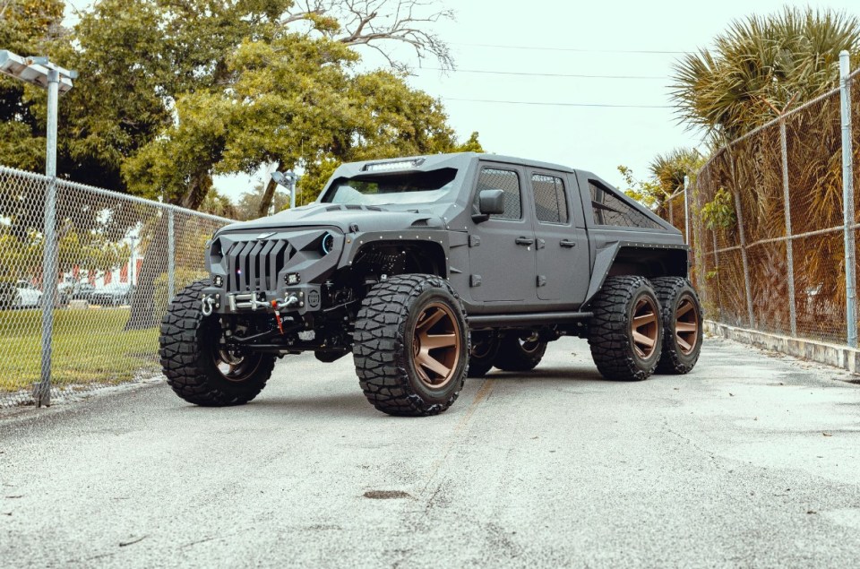 It has been modified from the Jeep Gladiator and given an extra axle for a 6×6 drive