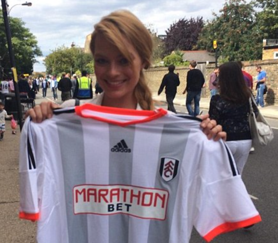 Beforehand, Robbie showed off her Fulham colours