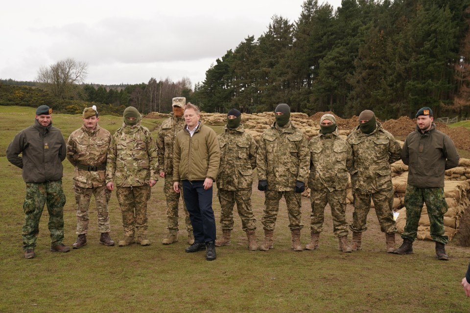 Grant Shapps poses with Ukrainian and British soldiers while visiting Catterick Garrison in North Yorkshire