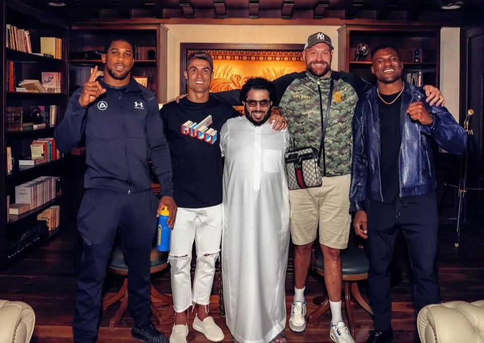 (L-R) Anthony Joshua, Cristiano Ronaldo, Turki Alalshikh, Tyson Fury and Francis Ngannou pose for a picture together